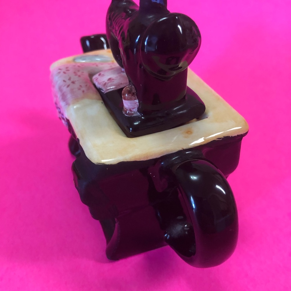 Cottage Tea Pot, sewing machine - Picture 2 of 7